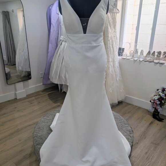Private Label Fit and Flare Size 14 white wedding dres - Picture 1 of 13